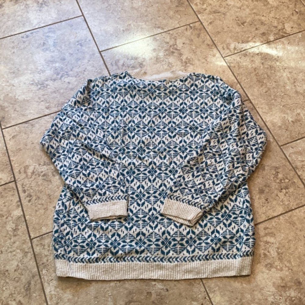 Men's teal & ivory colored sweater